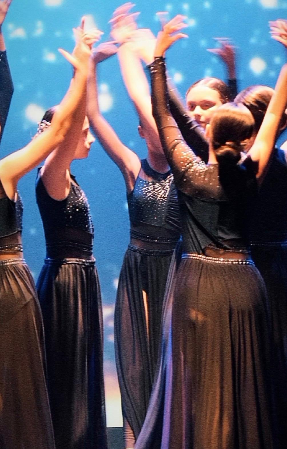 Grupo ballet, vestidos oscuros con brillos