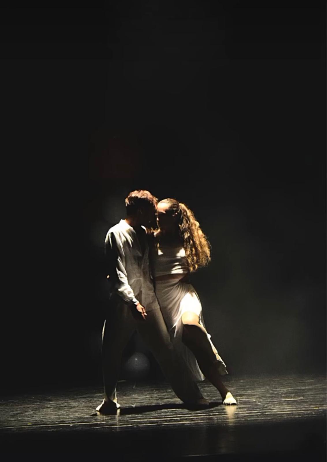 Pareja ballet, momento íntimo en escena