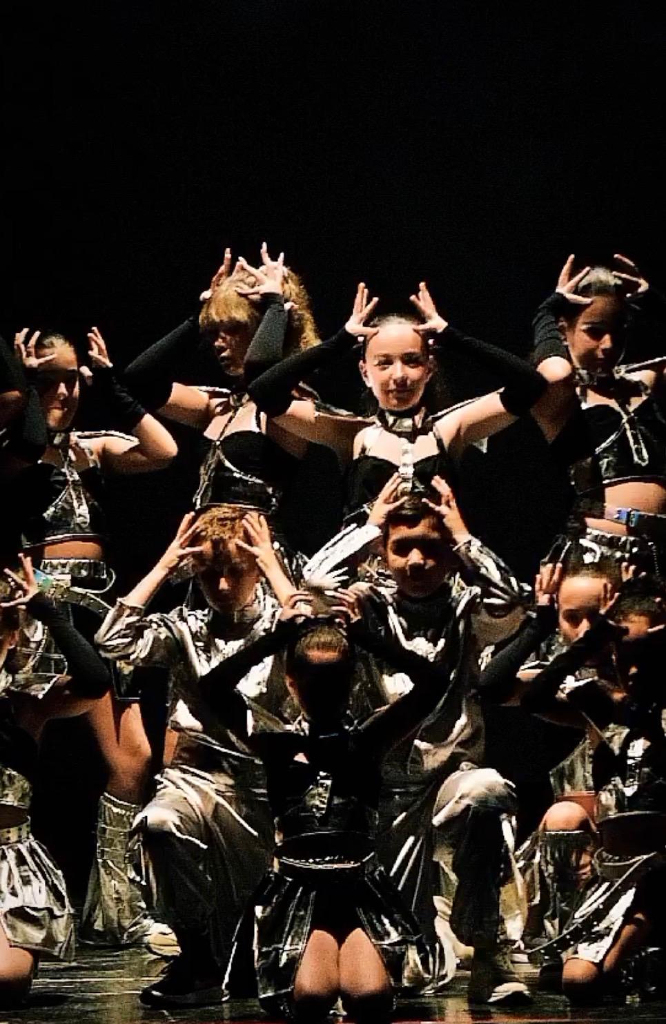 Grupo urbano trajes plateados
