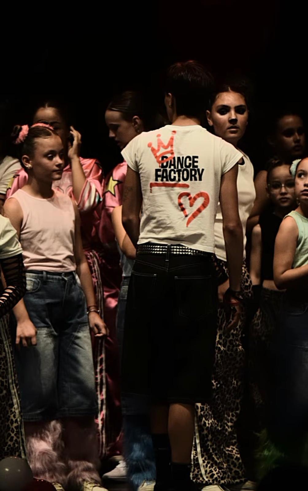 Alumna con camiseta Dance Factory