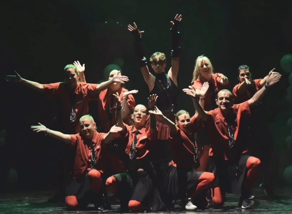 Grupo adultos urbano, trajes rojos